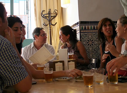 Patronas - Un buen sitio para divertirse y comer tapas en Sevilla